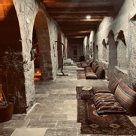 Проживання в сім'ї Seven Rock Cave *